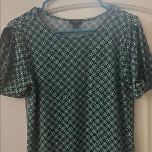 Ann Taylor Green Geometric Short Sleeve Top- slits in sleeves look beautiful